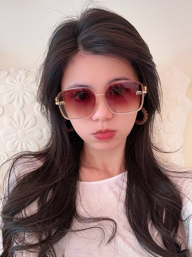 Miu Miu 2025 Spring New Arrival Shimmering New Design, Elegant Debut. Trendy Sun