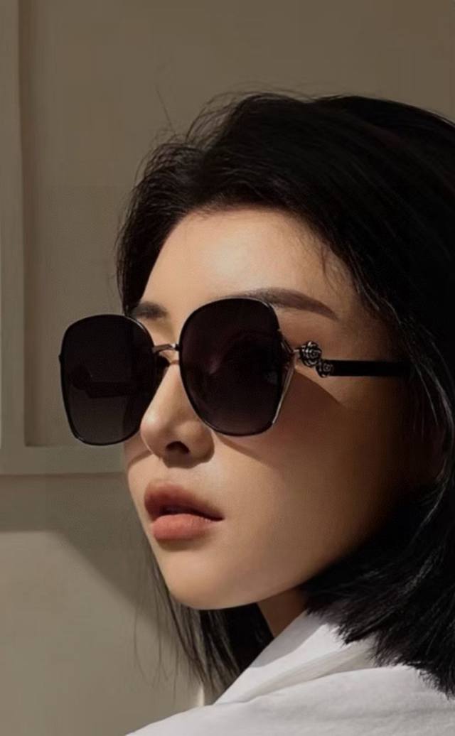 Chanel 2025 New Camellia Trend-Setting Model Fashionable Round Frame High-Defini