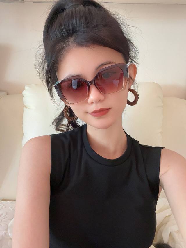 Lv 2025 Spring New Arrival, Trendy Bestseller, Fashionable Square-Frame Sunglass
