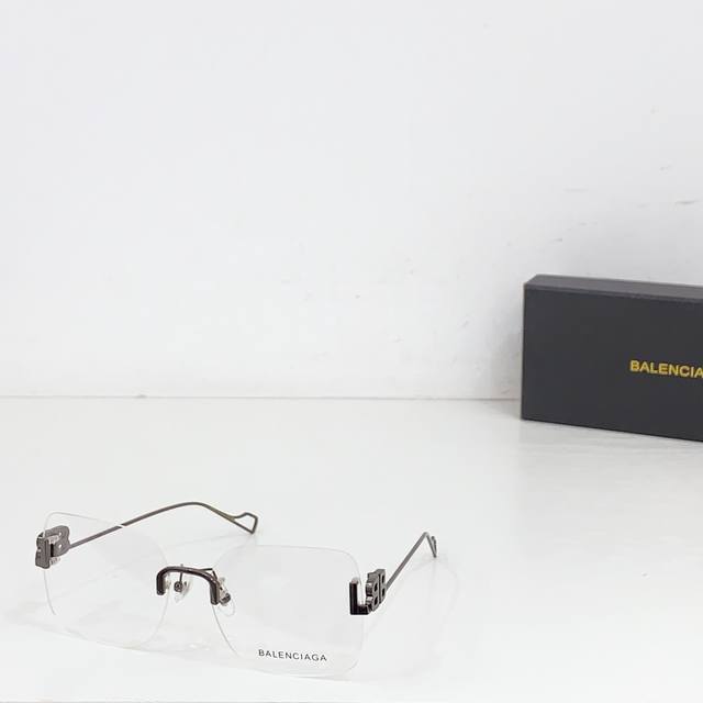 Balenciaga Model: Bb01130 Size: 59 Mouth 17 140