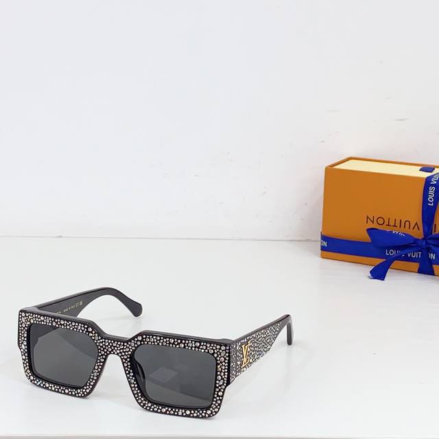Louis Vuitton* Model: Z2396E Size: 53-Inch 22-145