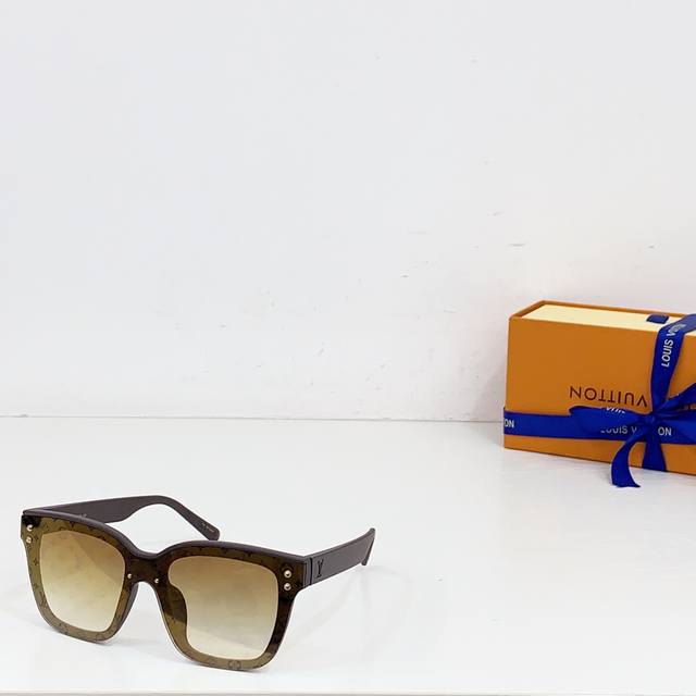 Louis Vuitton Model: Z2455U Size: 52-22-145