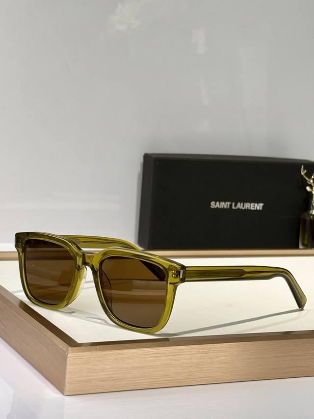 Saint Lauren* Model: Sl717 Size: 52 Mouth 19-140