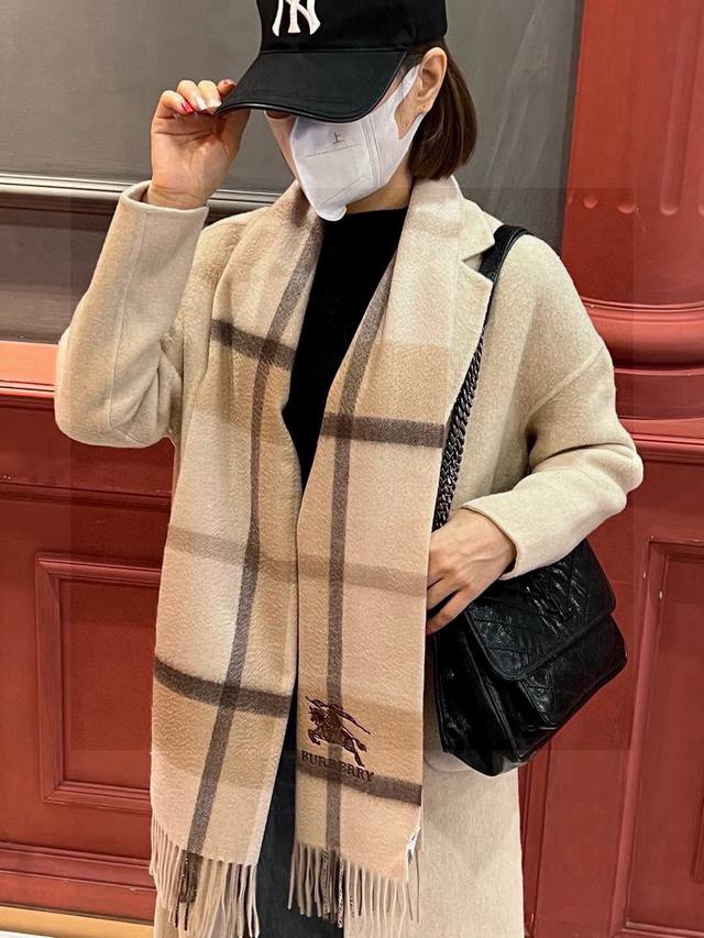 Featured Recommendation: Burberry New Arrival Couple's Cashmere Scarf Made From