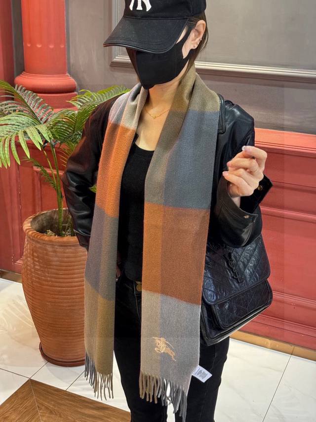 Highlighted Recommendation: Burberry New Arrival Couple's Cashmere Scarf Crafted