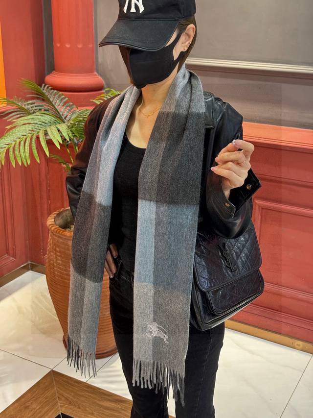 Featured Recommendation: Burberry New Arrival Couple's Cashmere Scarf Made From