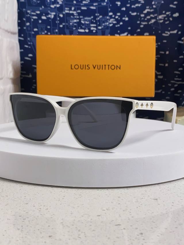 Lv Louis Vuitton 2025 New Arrival Nana-Style Fashion Sunglasses Retro Street Sty