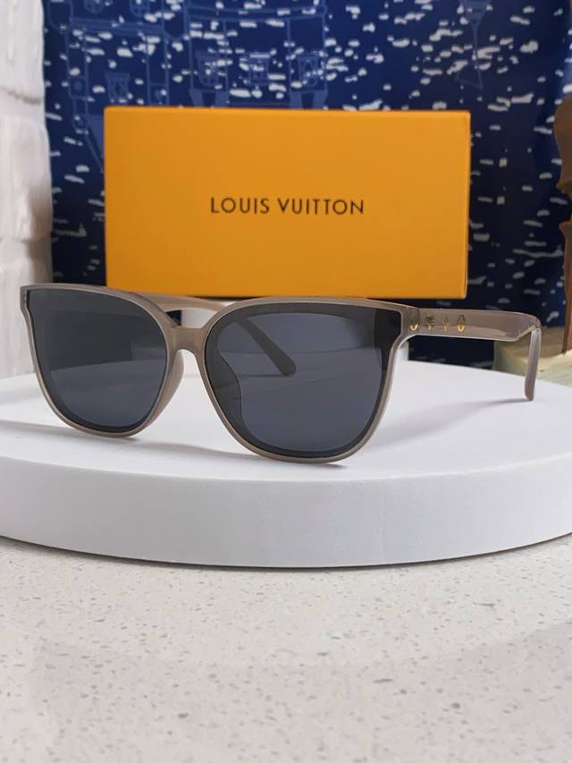 Lv Louis Vuitton 2025 New Nana-Style Fashion Sunglasses Retro Street Style Women