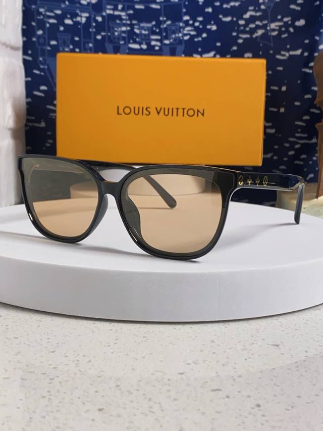 Lv Louis Vuitton 2025 New Nana-Style Fashion Sunglasses Retro Street Style Women