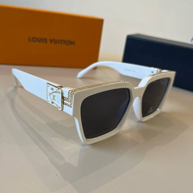 Lv Louis Vuitton Sunglasses, Face-Flattering Sun Protection, Premium Lightweight