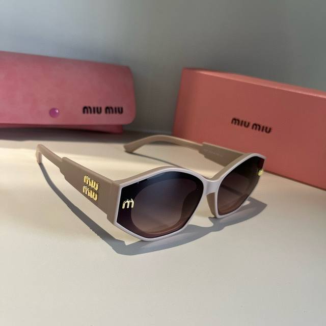 Miu Miu New-Style Sun Visor A Must-Have For High-End Goddesses.