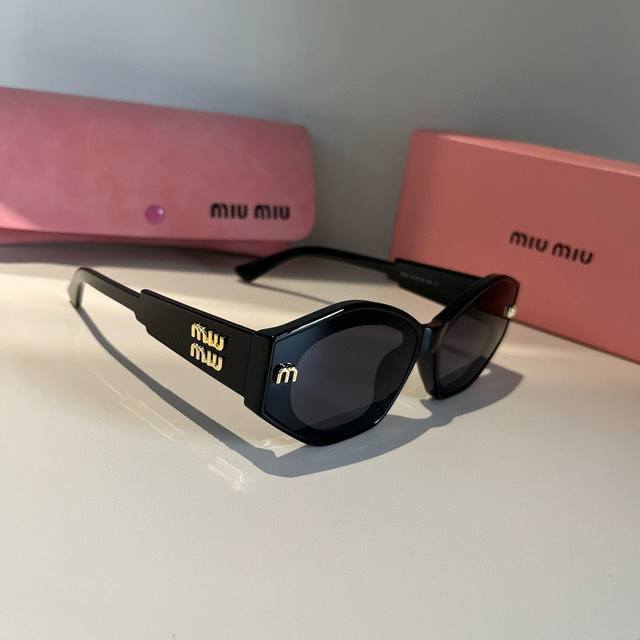 Miu Miu New-Style Sun Visor A Must-Have For High-End Goddesses.