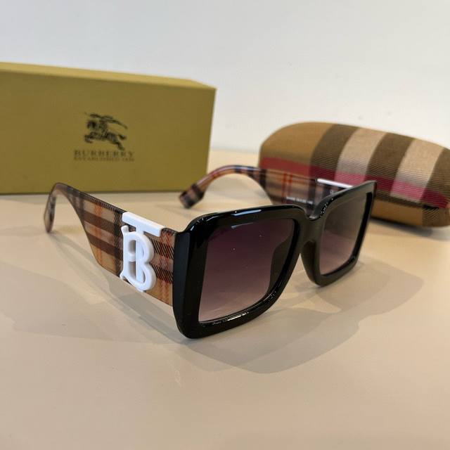 Burberry New-Style Sunglasses A Must-Have For Travel, Featuring Multiple Celebri
