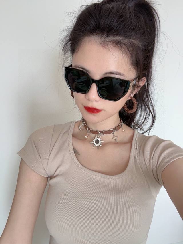 Miu Miu 2025 Spring New Arrival Shimmering New Arrival Sparkling Debut Sunglasse