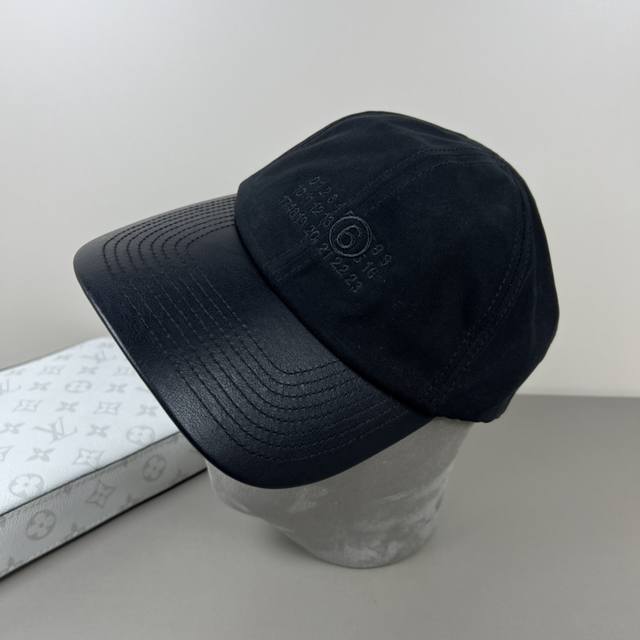 Comes With A Dust-Proof Bag. This Trendy New Design Incorporates Unique Fabrics,