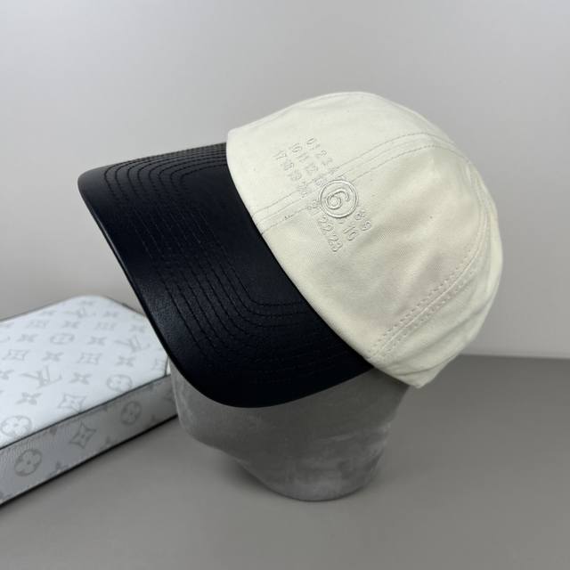 Comes With A Dust Bag. This Trendy New Design Features Unique Fabrics, A Deep, F
