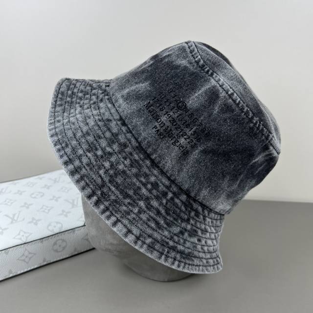 With Dust Bag. This Trendy New Design Incorporates Unique Fabrics, Featuring A D