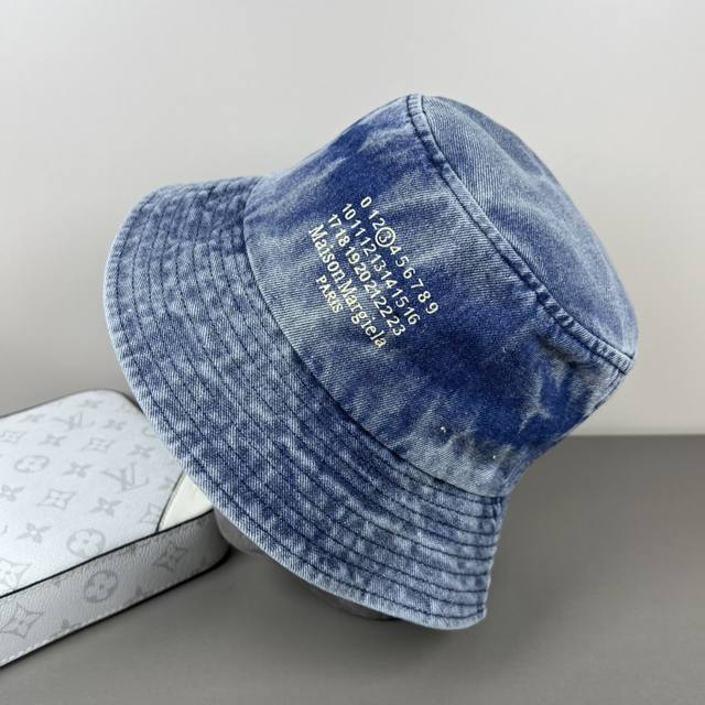 With Dust Bag. This Trendy New Design Incorporates Unique Fabrics, Featuring A D