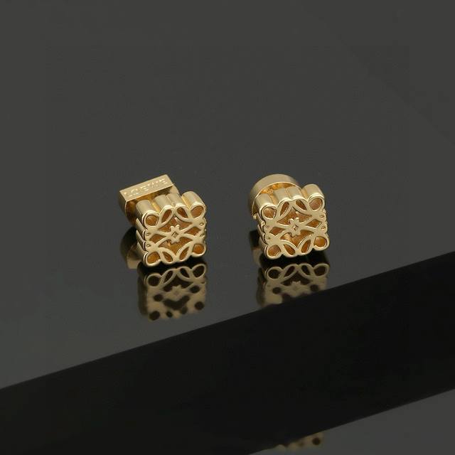 L0Ewe Loewe Earrings, Featuring A Circular Clasp With A Loewe-Engraved Diamond-S
