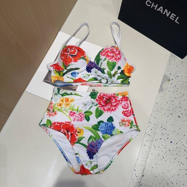 Dg Swimsuit, A Must-Have For Fashion-Forward Individuals. Super Flattering! Sml