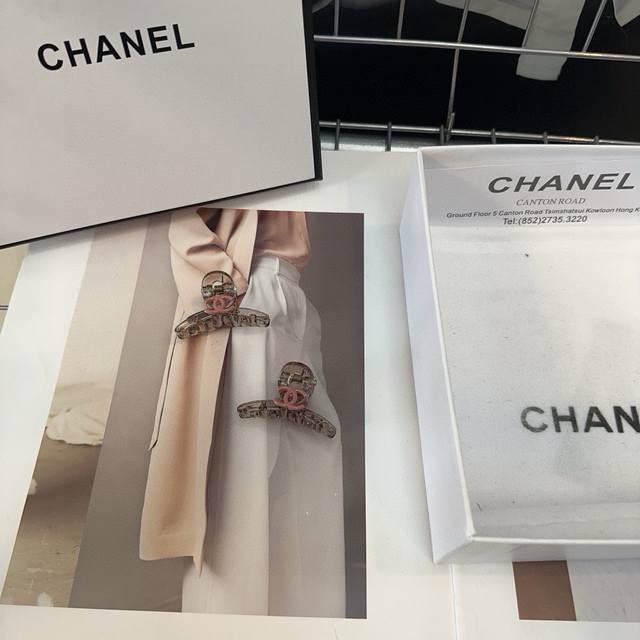 With Packaging Box: A Pair Of Chanel Latest Small Chanel Hair Clips For Bangs, F