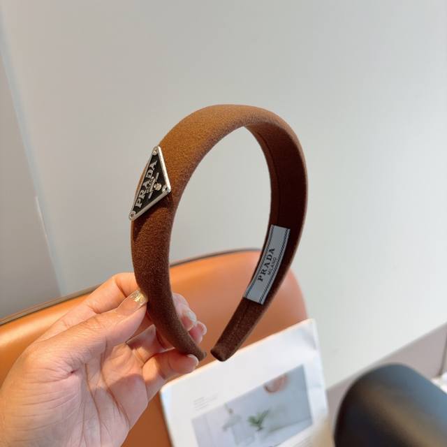 With Packaging Prada New Trendy Triangle Logo Letter Hairband. A Must-Have Item