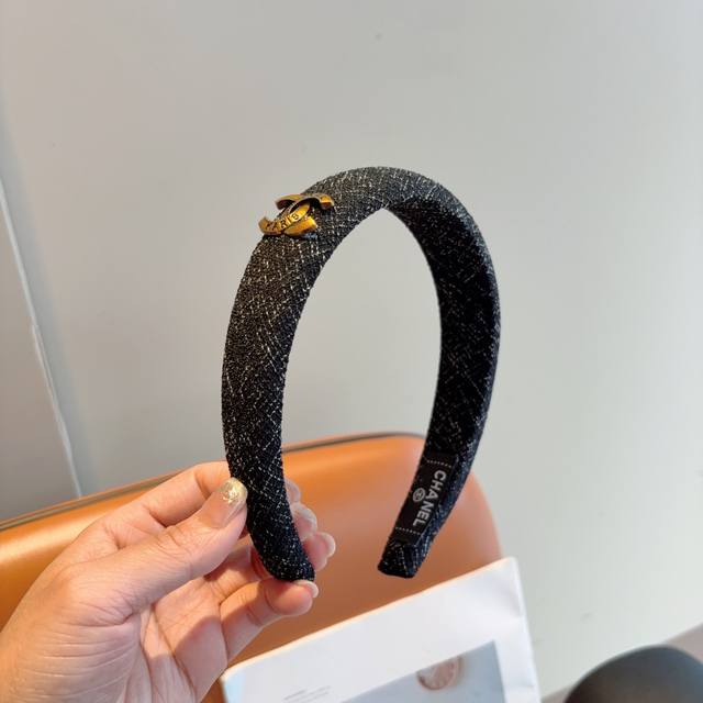 With Packaging Chanel Latest Small Chanel Hairband, New Product That Makes Your
