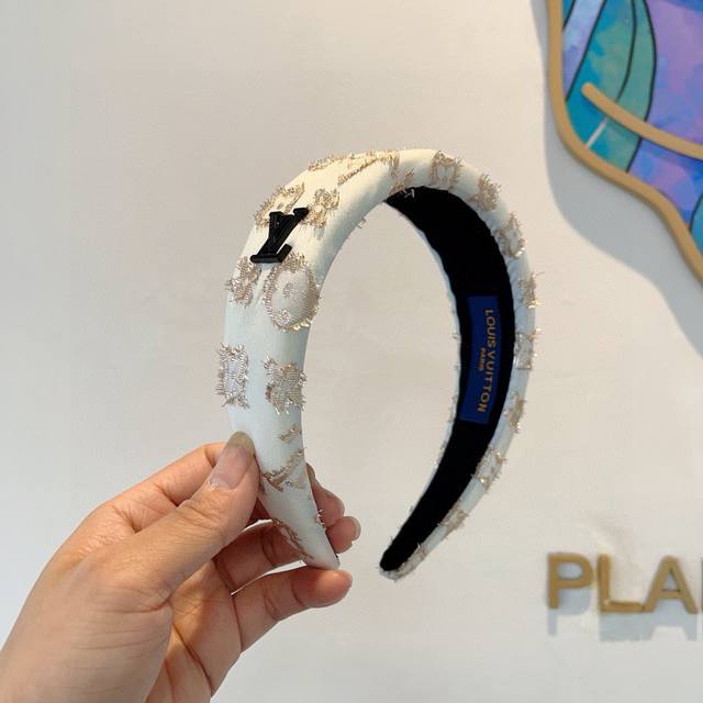 With Packaging: Louis Vuitton Graffiti-Inspired New Hairband, Fashionable And Cu