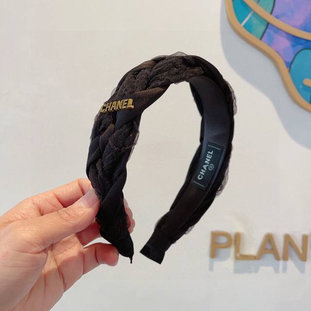 With Packaging Chanel Chanel Latest Small Chanel Hairband, New Design That Makes