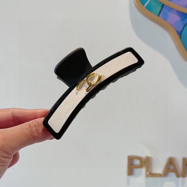 With Packaging Chanel New Vintage Leather Duckbill Hair Clip, Classic Letter Log