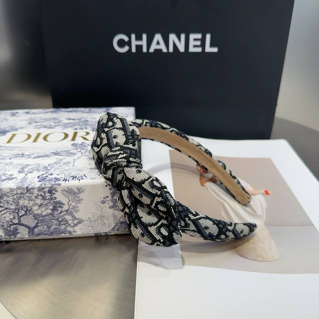 With Packaging Box Dior New Cd Letter Bow Hair Clip, Simple, Practical, And Fash