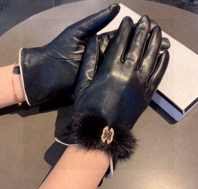 Chanel 2025 Autumn/Winter Mink Fur Bow Sheepskin Gloves With Touchscreen, Worth