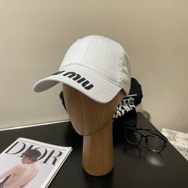 Miu Miu New Solid-Color Baseball Cap - Currently Trending Color Scheme - Street-