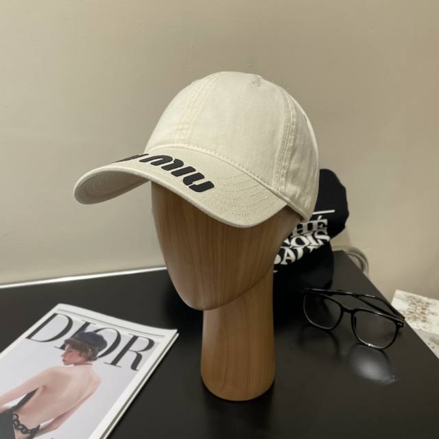 Miu Miu New Solid-Color Baseball Cap - Currently Trending Color Scheme - Street-