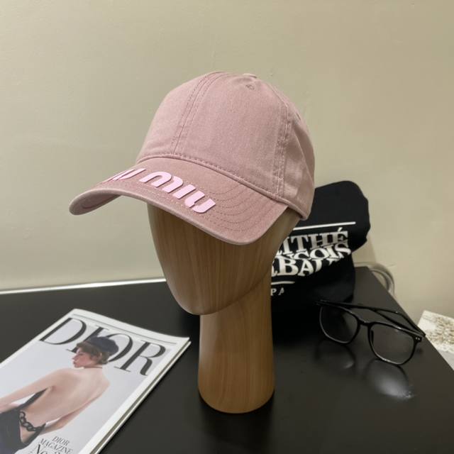 Miumiu New Solid-Color Baseball Cap In The Hottest Color Scheme Street-Style Vib