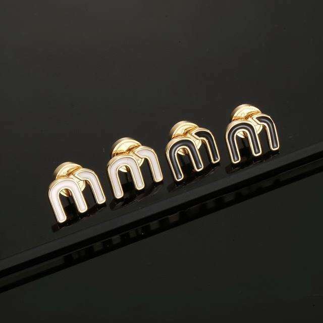 Miu Miu Letter Earrings Classic Gold Color Scheme, Small And Delicate, Cute And