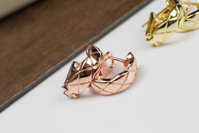 Chanel Smooth Diamond-Patterned Earrings High-End Custom-Made Gold Diamond-Patte