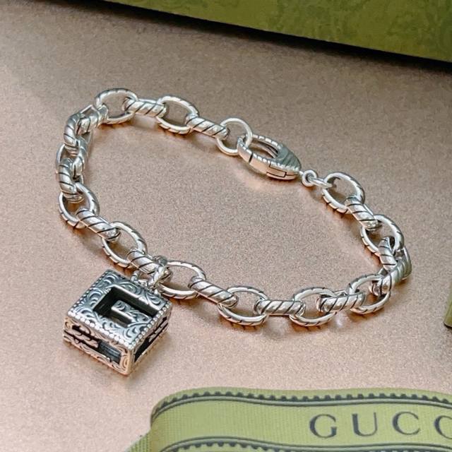 Gucci Bracelet For Men And Women, Latest Model With A Higher-Grade Chain, Celebr