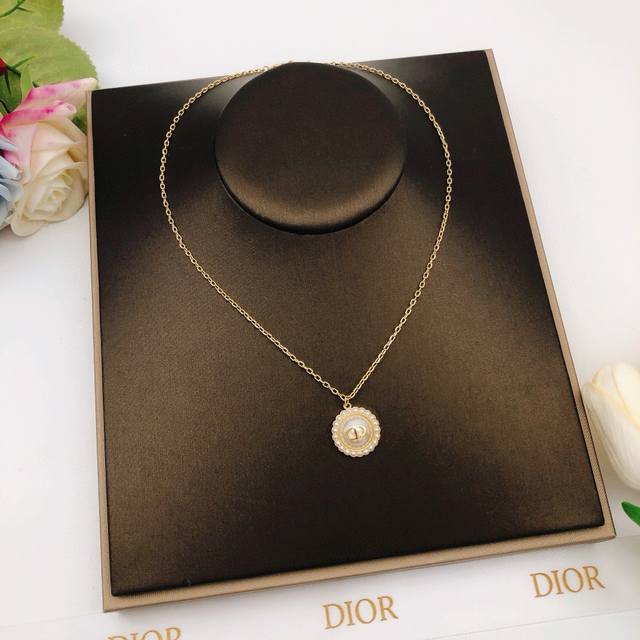 Id Dsl0149 Bracelet, Id Dxl0192 Necklace: Dio* Latest Black And White Round Neck