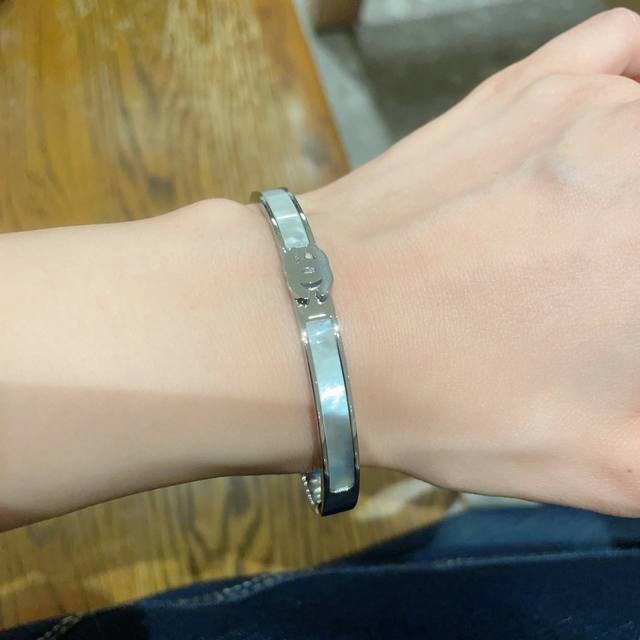 New Chanel Pearl-Inlaid Thick Stainless Steel Color-Retaining Bracelet With Ultr