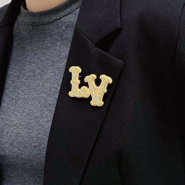 Louis Vuitton Louis Vuitton New Arrival Diamond-Studded Letter Pearl Gold Brooch