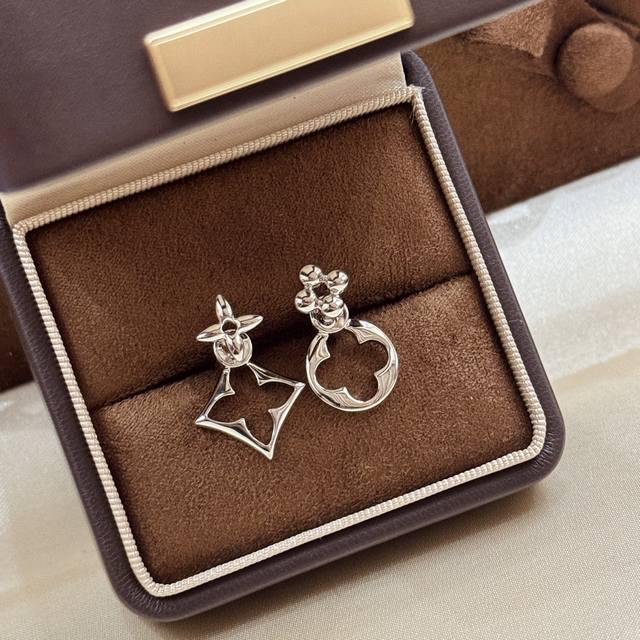A5947 New Arrival: Hollow Four-Leaf Clover Smooth Ear Studs. Simple And Elegant,