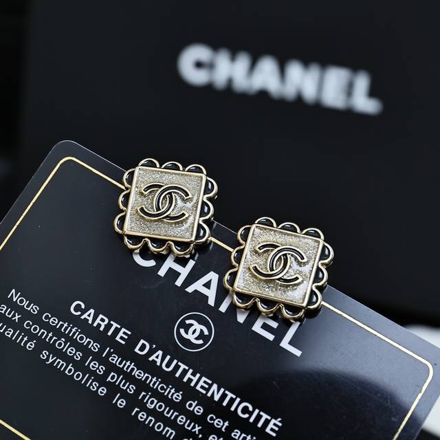 Chanel Best-Selling Square-Shaped Flower-Edged Small Square Earrings. Classic Do