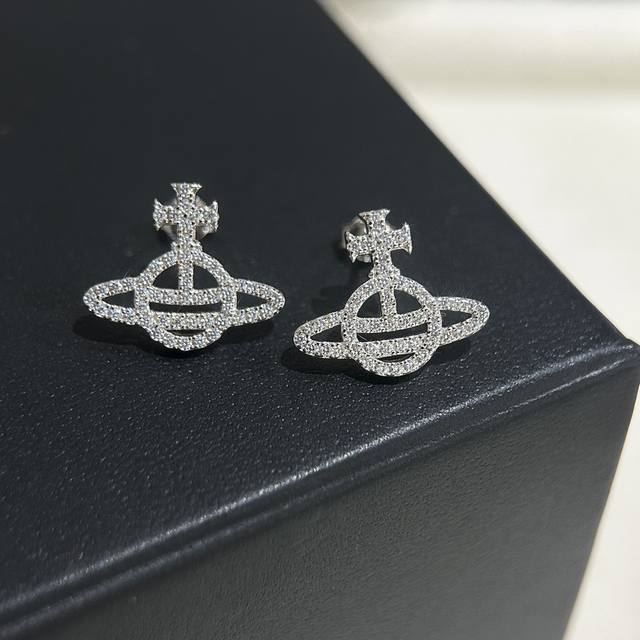 A0034 Vivienne Westwood Wei Wei An - The Latest Masterpiece From The Queen Of Pu