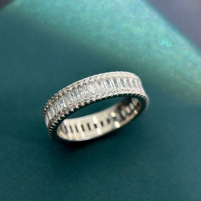 A0553 Luxury Brand, Diamond-Studded, Trapezoidal Interval Ring, Treasure-Worthy