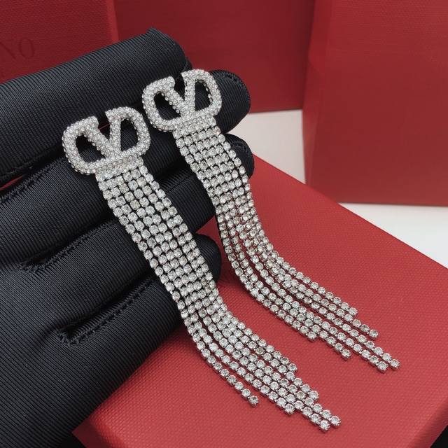 Code Ved0044 Gold, Code Ved0068 Silver Valentino Fringe Earrings With Diamonds