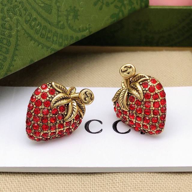 Code Ged0104 Gucci Strawberry Enamel Earring Hairpin With Vintage Gold Finish, M