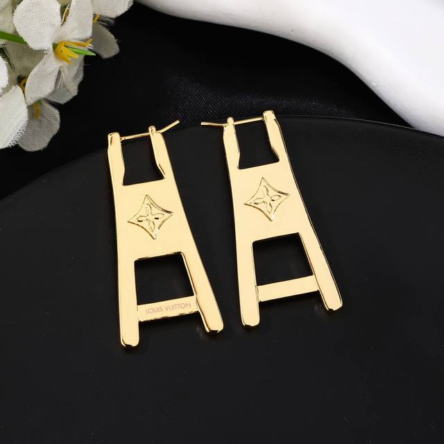 Lv New Louis Vuitton Earrings Sweeping The Fashion World, Runway Style, Street S