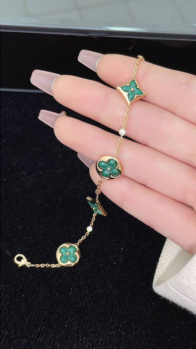 Rose Gold Malachite First, Look For The Z-Shaped Design. The Shell-Shaped Access