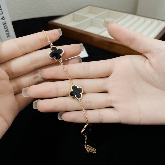 Pure Alhambra Four-Pattern Bracelet, Black Agate Four-Leaf Clover Series. The Bl